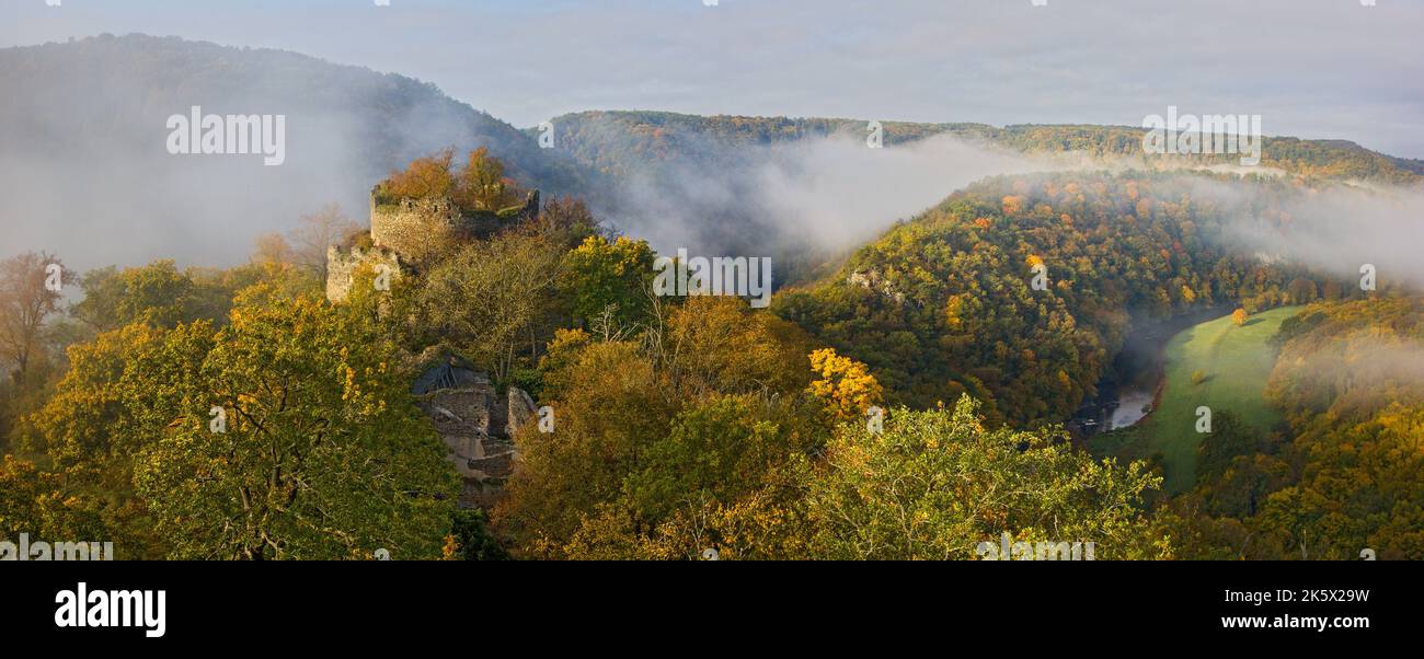 Panorama d'un lever de soleil d'automne avec brouillard dans la vallée au-dessus des ruines du château de Nový Hrádek et de la rivière Dyje dans le parc national de Podyjí, Tchéquie Banque D'Images