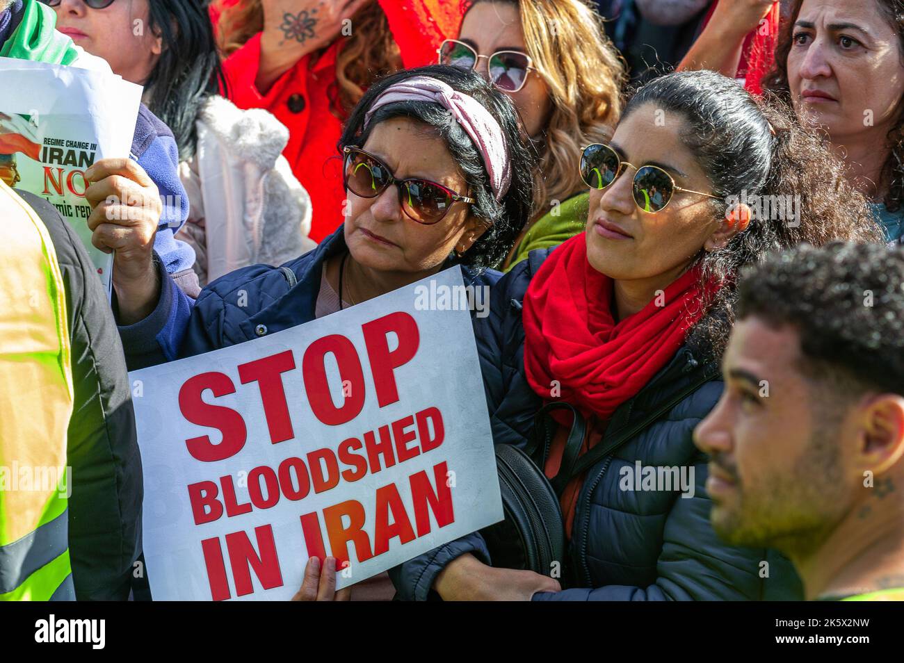 Un Manifestant Tient Un écriteau Qui Se Lit Comme Suit Faites Du Sang En Iran Lors De La 