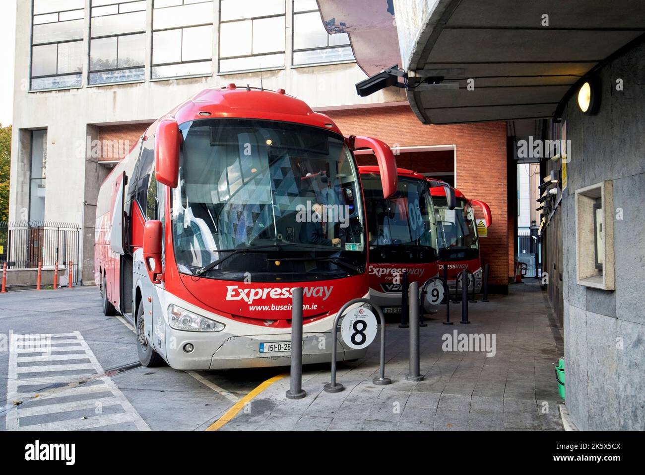 bus eireann bus express sur stand à la gare routière de busaras dans aras mic diarmada dublin république d'irlande Banque D'Images