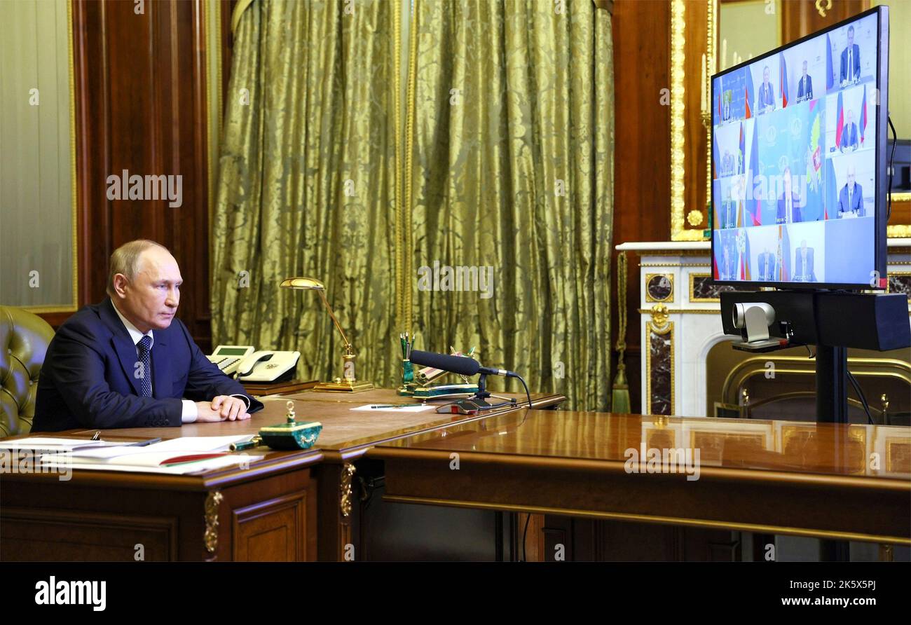 Saint-Pétersbourg, Russie. 10th octobre 2022. Le Président russe Vladimir Poutine préside une vidéoconférence avec les membres permanents du Conseil de sécurité, à 10 octobre 2022, à Saint-Pétersbourg, en Russie. Credit: Gavriil Grigorov/Kremlin Pool/Alamy Live News Banque D'Images