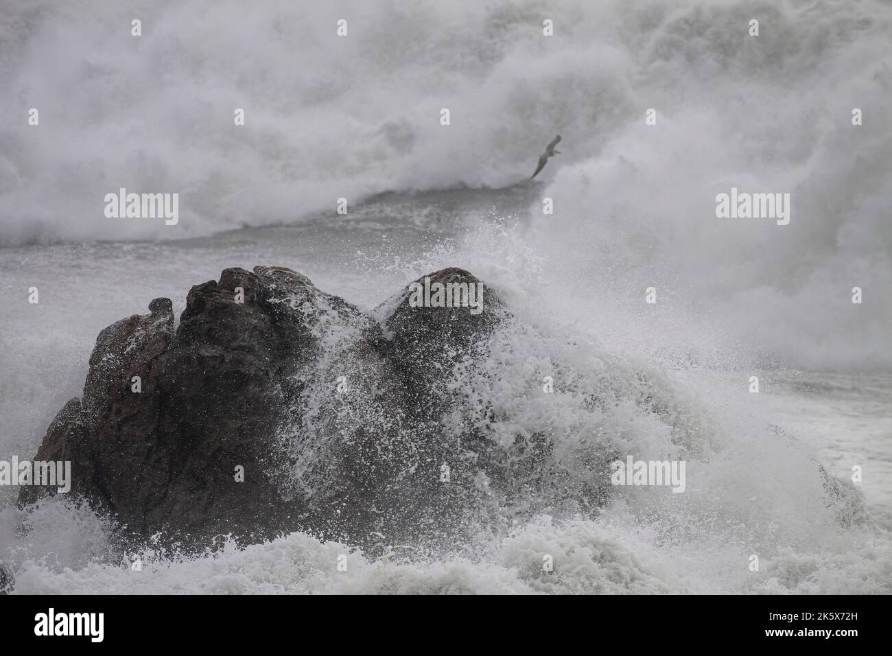 Falaises côtières du nord du portugal sous une forte tempête Banque D'Images