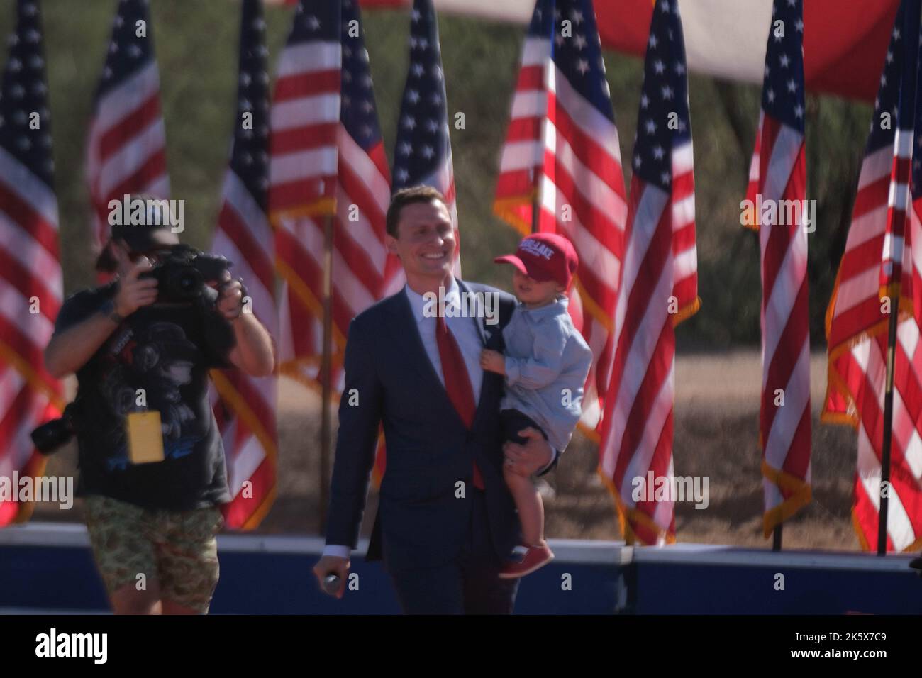 Mesa, Arizona, États-Unis. 9th octobre 2022. Candidat républicain de l'Arizona pour le Sénat américain, Blake Masters faisant campagne pour l'élection de mi-mandat au rassemblement de Save America à Mesa, Arizona. L'ancien président Trump a pris la tête de l'événement pour montrer son soutien aux candidats de la America First. Les maîtres avaient reçu l'aval de Trumps lors des primaires en Arizona ainsi que de tous les autres candidats républicains de l'État pour l'élection de 8 novembre. (Image de crédit : © Christopher Brown/ZUMA Press Wire) Banque D'Images