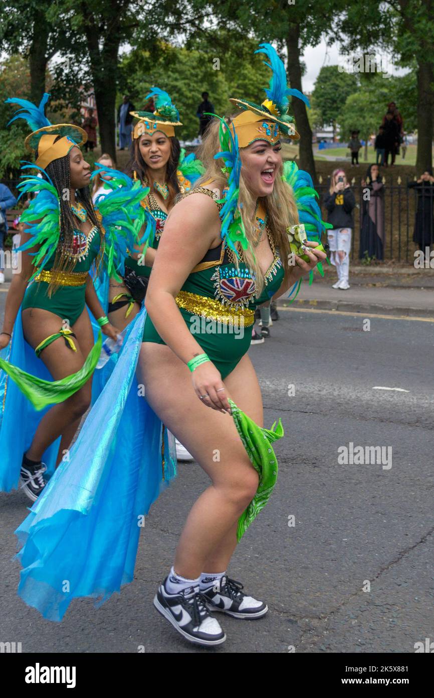 Femme à plumes vertes et bleues, Leeds West Indian Carnival Parade Banque D'Images