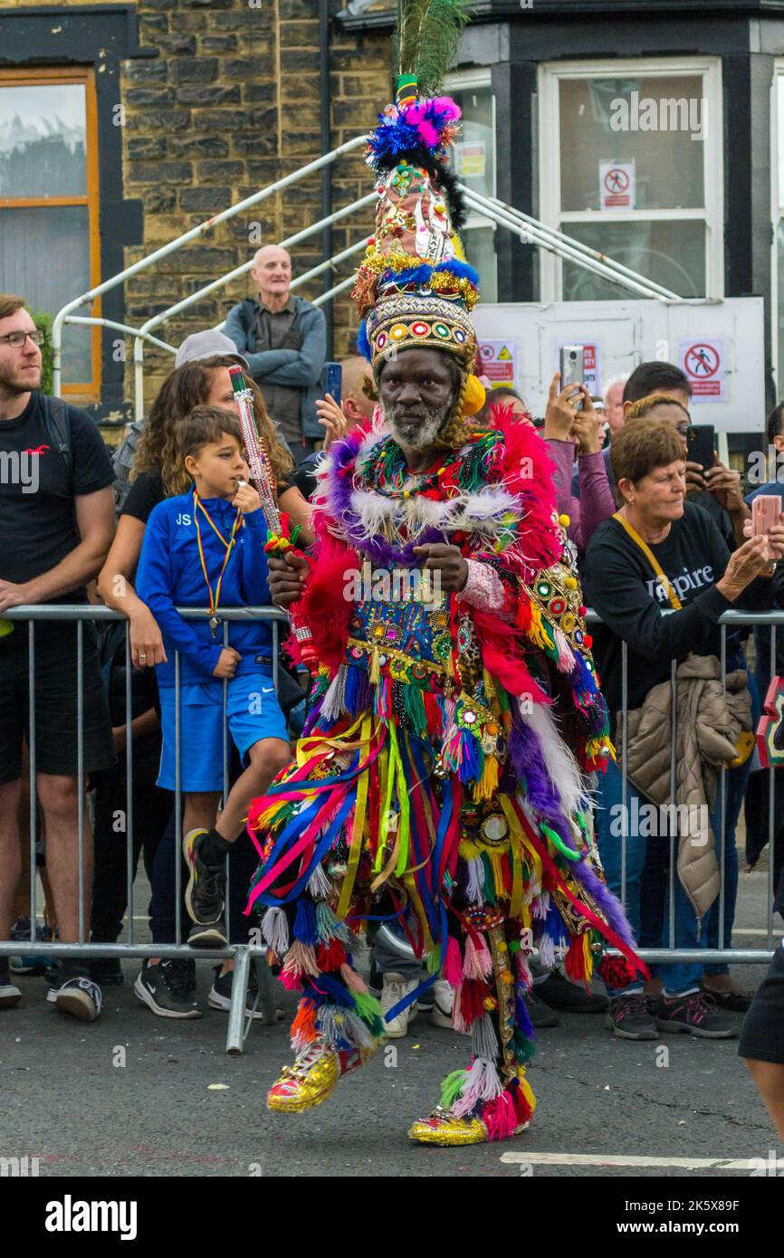 Homme en costume coloré dans le Leeds West Indian Carnival Parade Banque D'Images