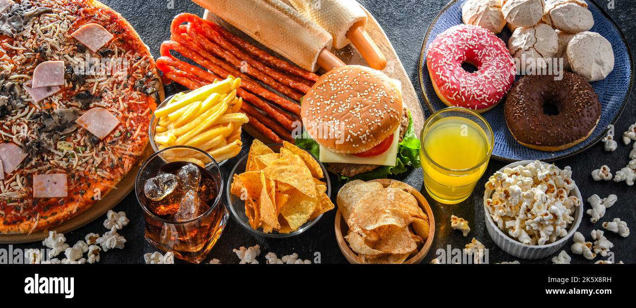 Aliments augmentant le risque de cancer. Nourriture à la poubelle Banque D'Images