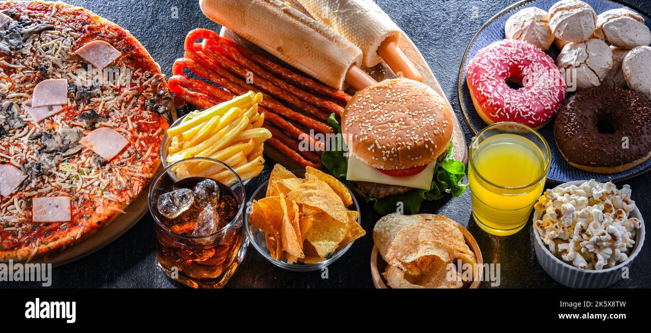 Aliments augmentant le risque de cancer. Nourriture à la poubelle Banque D'Images