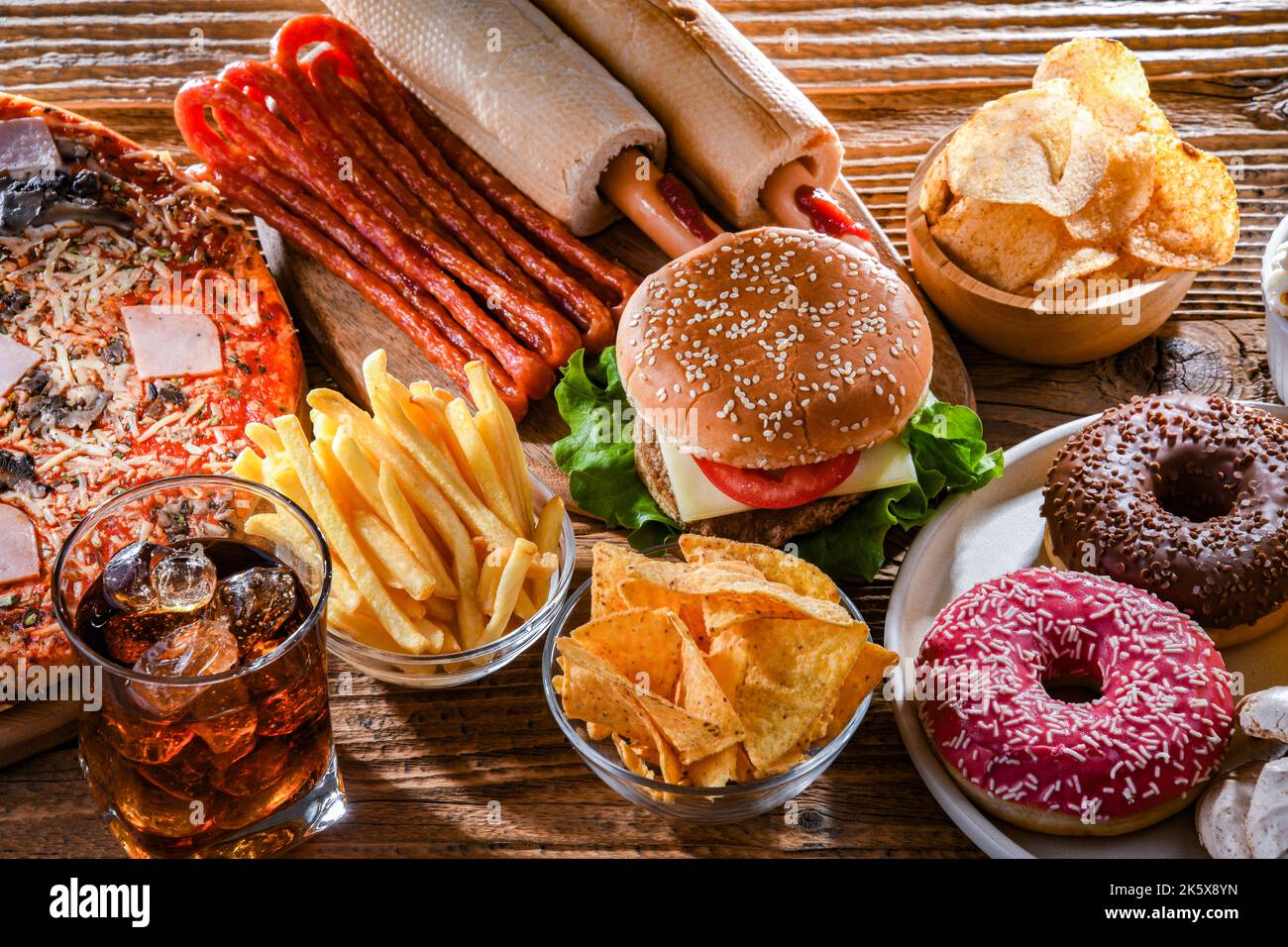 Aliments augmentant le risque de cancer. Nourriture à la poubelle Banque D'Images