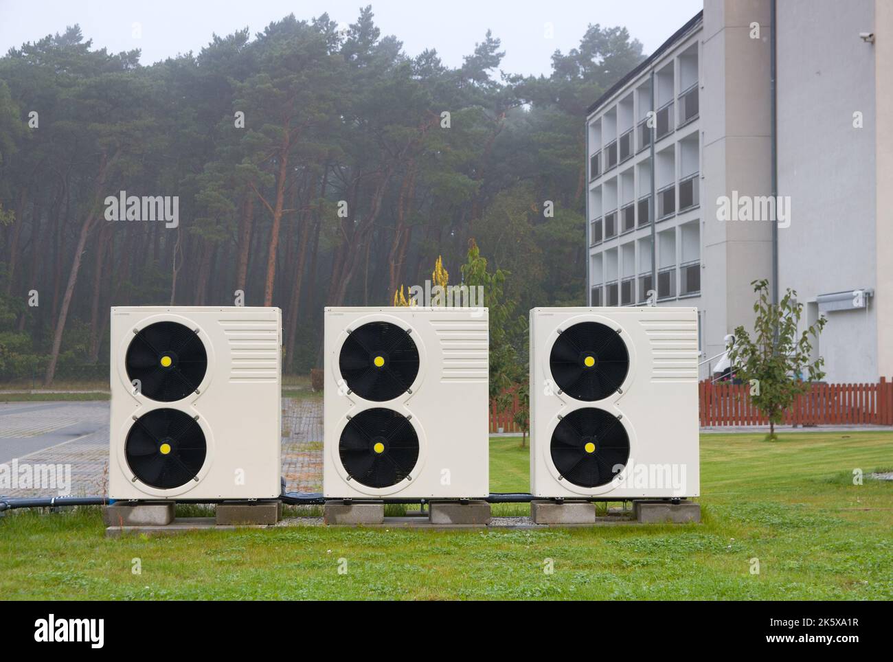 Pompe à chaleur air-air pour le chauffage et l'eau chaude en face d'un immeuble d'appartements Banque D'Images