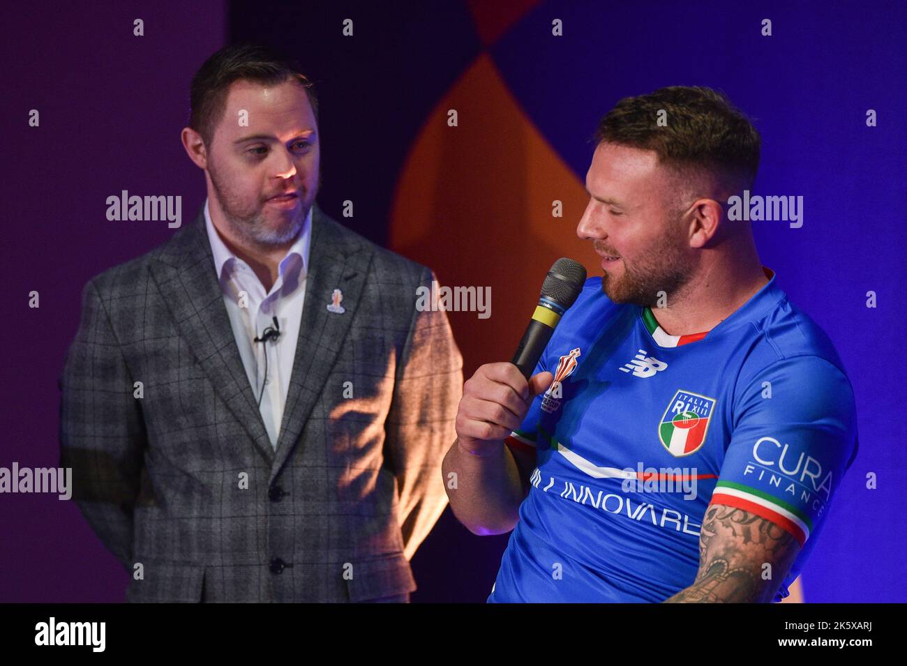 Manchester, Angleterre - 10th octobre 2022 - RLWC21 l'ambassadeur d'inclusion Oliver Thompson pose des questions au capitaine italien Nathan Brown lors du lancement de la coupe du monde de rugby RLWC 2021 au Science Museum, Manchester, Royaume-Uni Banque D'Images