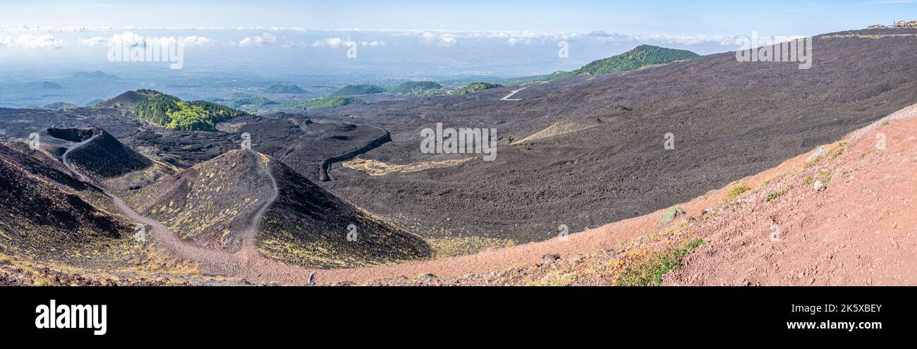 Un cratère de Silvestre du volcan Etna avec la plaine de Catane en arrière-plan Banque D'Images