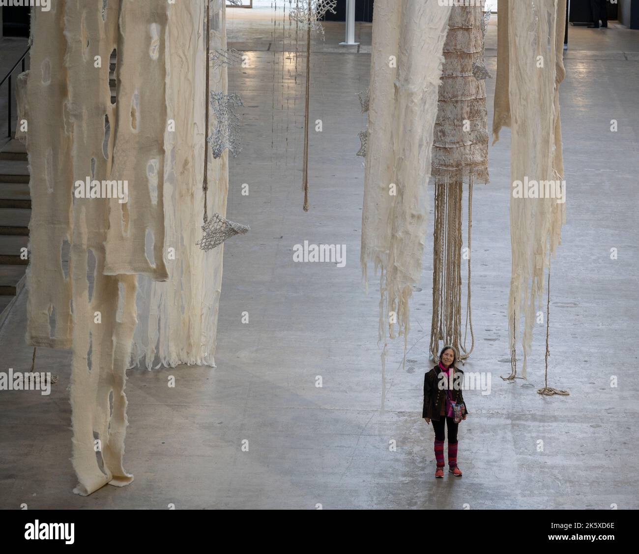 Tate Modern, Londres, Royaume-Uni. 10 octobre 2022. Une nouvelle œuvre sculpturale dans les environs emblématiques du turbine Hall de Tate Modern est dévoilée. Cette installation ambitieuse a été conçue par l'artiste Cecilia Vicuña (photographie) pour la Commission Hyundai 2022 et se déroulera du 11 octobre 2022-16 avril 2023. Crédit: Malcolm Park/Alay Banque D'Images