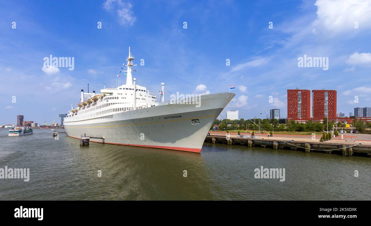 L'ancien navire de croisière SS Rotterdam est un ancien navire phare de la ligne Holland-America et dispose d'un restaurant, d'un théâtre, de salles de réunion et d'un hôtel. Rotterdam Banque D'Images
