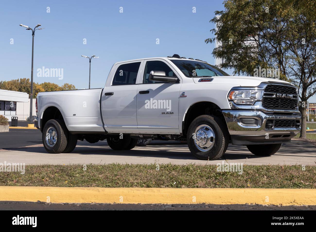 Indianapolis - Circa octobre 2022 : exposition de pick-up RAM 3500 dans un concessionnaire Stellantis. Le RAM propose le pick-up 3500 à cabine classique, multiplace et Mega Cab Banque D'Images