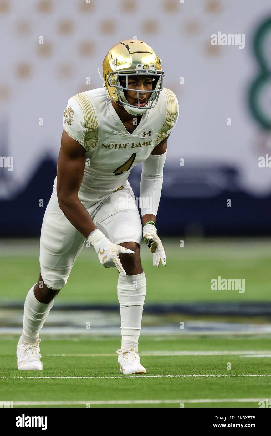 Las Vegas, Nevada, États-Unis. 8th octobre 2022. Lorenzo Styles (4), grand destinataire irlandais de notre Dame Fighting, attend que le football soit cassé pendant la première partie du match de football universitaire avec les Brigham Young Cougars et notre Dame Fighting Irish au stade Allegiant de Las Vegas, Nevada. Christopher Trim/CSM/Alamy Live News Banque D'Images