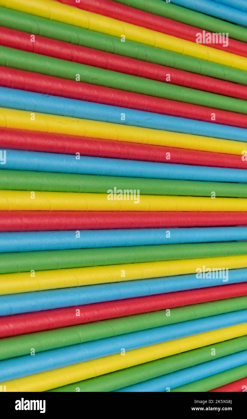 Photo macro des pailles colorées alignées, provoquant une illusion optique. Banque D'Images