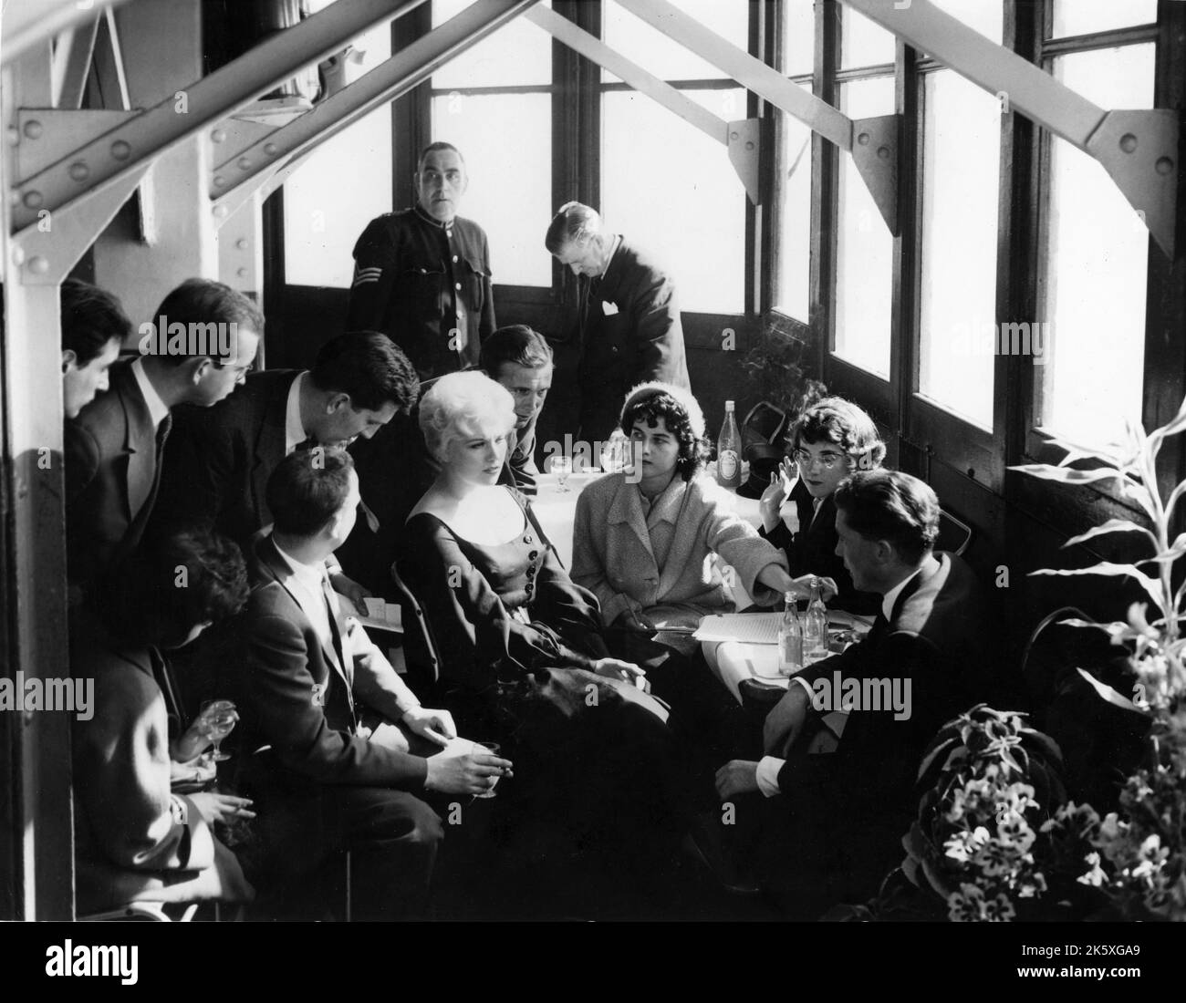 KIM NOVAK visite la tour Blackpool vers mai 1956 lorsqu'elle était en Angleterre pour la première de LA EDDY DUCHIN STORY 1956 réalisateur GEORGE SIDNEY à la publicité de l'Opéra Blackpool pour Columbia Pictures Banque D'Images