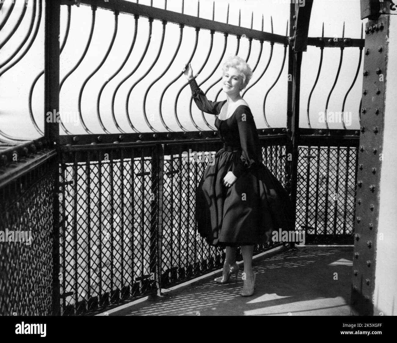KIM NOVAK visite la tour Blackpool vers mai 1956 lorsqu'elle était en Angleterre pour la première de LA EDDY DUCHIN STORY 1956 réalisateur GEORGE SIDNEY à la publicité de l'Opéra Blackpool pour Columbia Pictures Banque D'Images