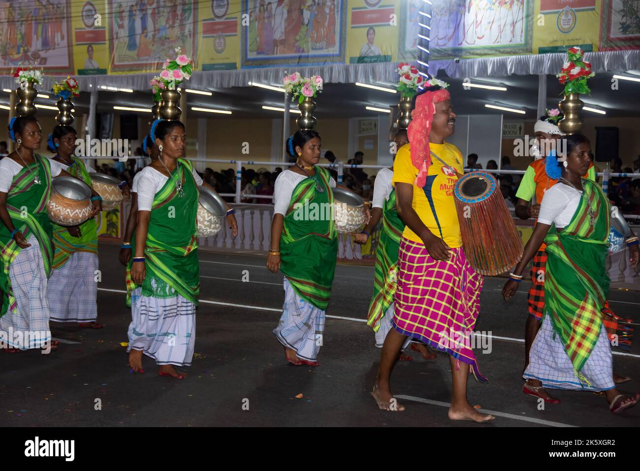 Route rouge à Kolkata Bengale occidental, Inde le 8th octobre 2022 - peuple tribal appréciant la procession du Carnaval de Durga Puja Banque D'Images