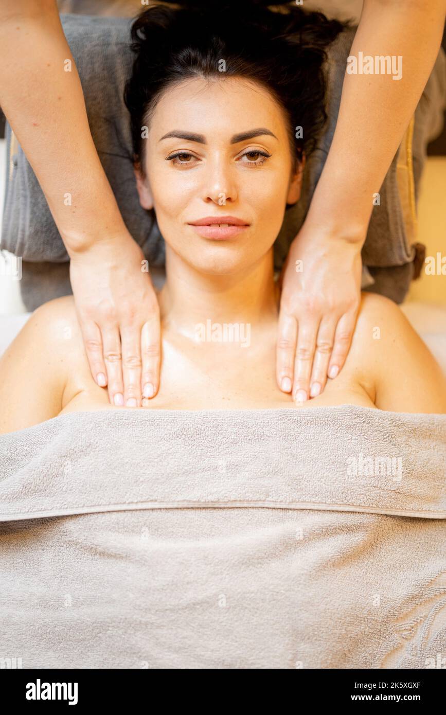 Portrait de la femme pendant un massage de relaxation professionnel Banque D'Images