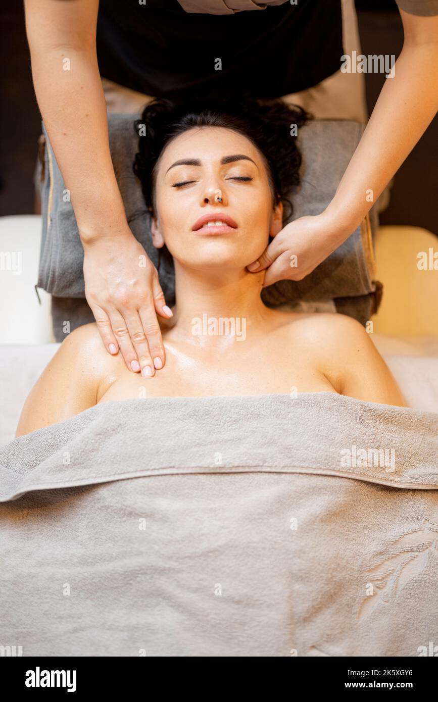 Portrait de la femme pendant un massage de relaxation professionnel Banque D'Images