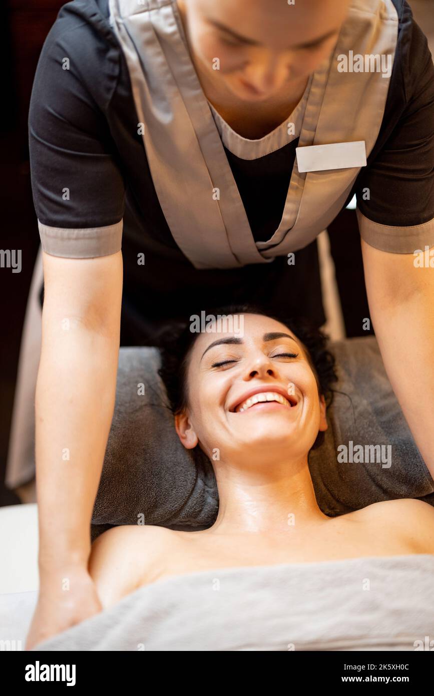 Femme recevant un massage relaxant du cou Banque D'Images
