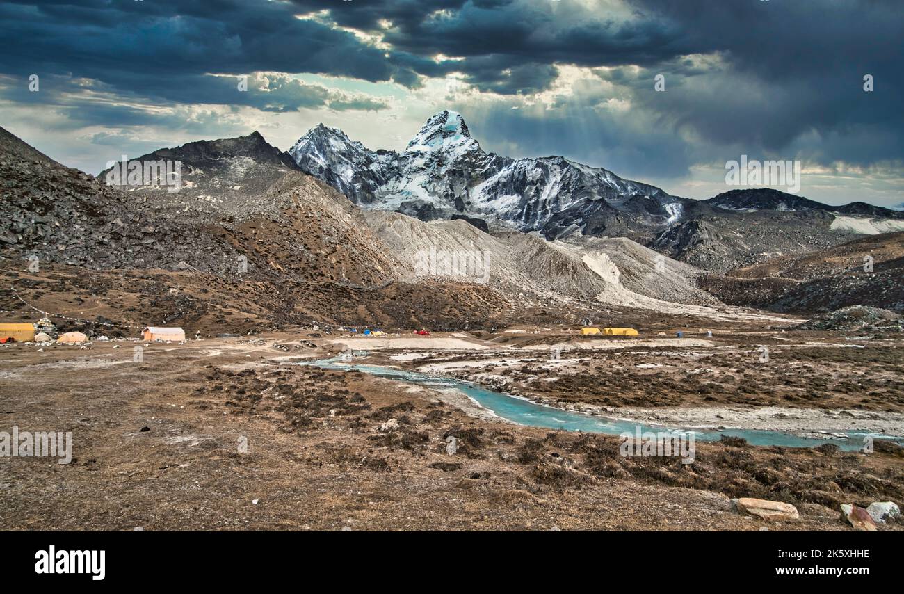 Parcours du Camp Trek de base de l'Everest. Superbe et impressionnant pic d'Ama Dablam - randonneurs en premier plan, Himalaya, Népal Banque D'Images Parcours du Camp Trek de base de l'Everest. Superbe et impressionnant pic d'Ama Dablam - randonneurs en premier plan, Himalaya, Népal Banque D'Images