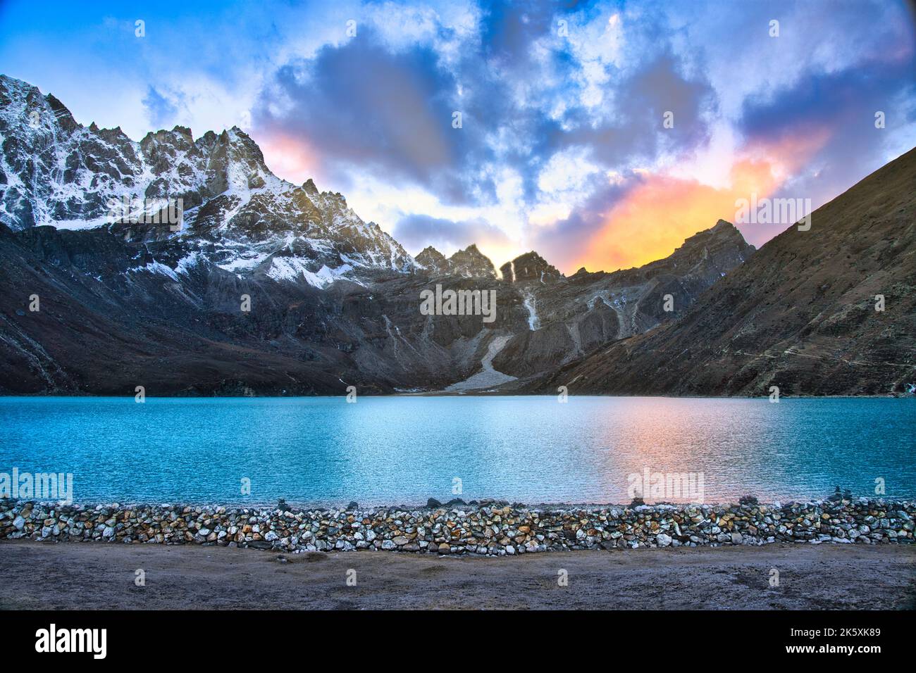 Gokyo Lake Sunrise, Himalaya, Népal Banque D'Images Gokyo Lake Sunrise, Himalaya, Népal Banque D'Images