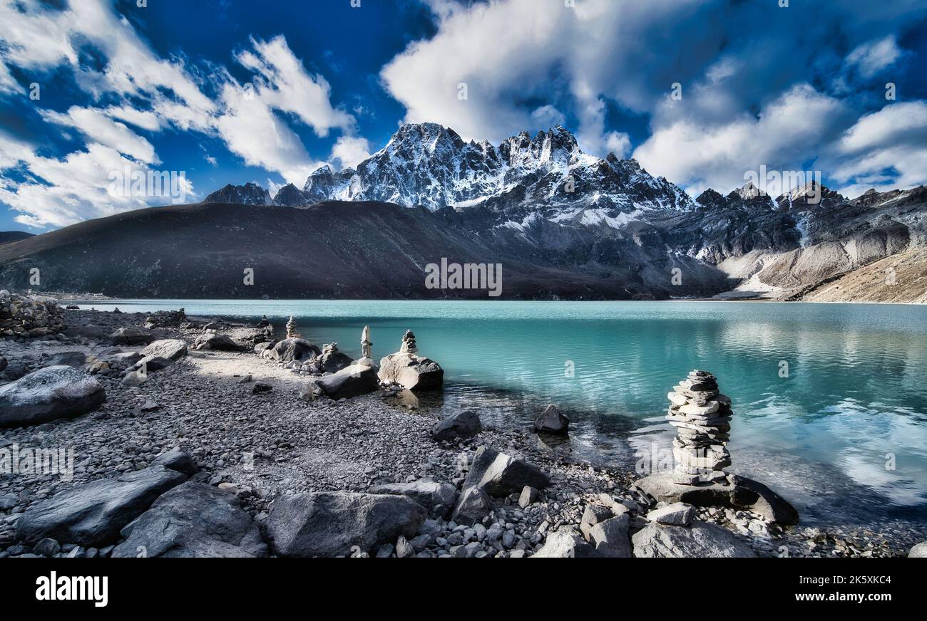 Lac Gokyo avec ciel bleu vif, Himalaya, Népal Banque D'Images Lac Gokyo avec ciel bleu vif, Himalaya, Népal Banque D'Images