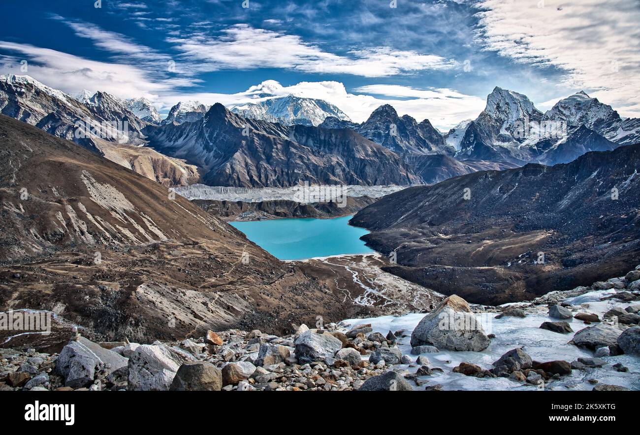Vue spectaculaire sur le lac et le village de Gokyo - Himalaya, Népal Banque D'Images Vue spectaculaire sur le lac et le village de Gokyo - Himalaya, Népal Banque D'Images