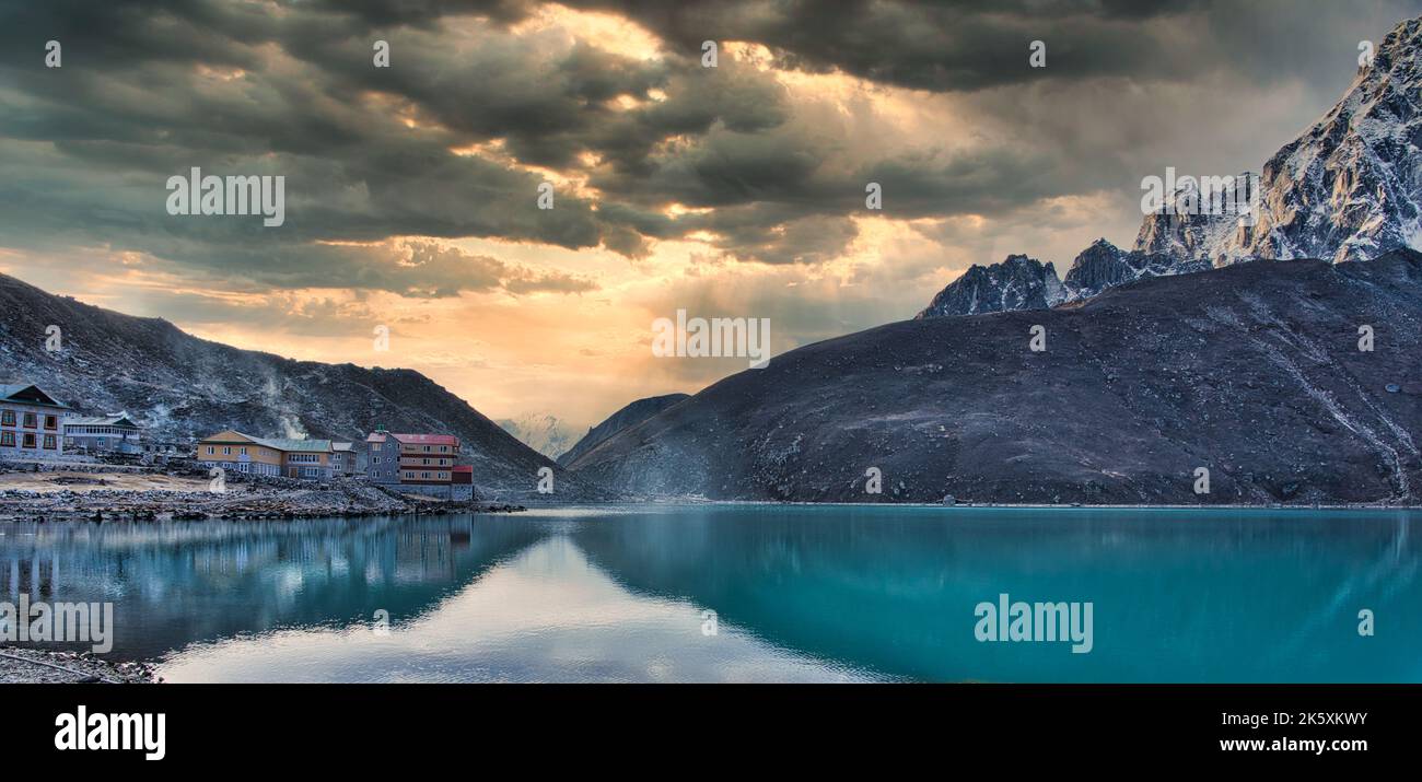 Gokyo... de l'autre côté du lac et vers le village une aventure mystérieuse Banque D'Images Gokyo... de l'autre côté du lac et vers le village une aventure mystérieuse Banque D'Images