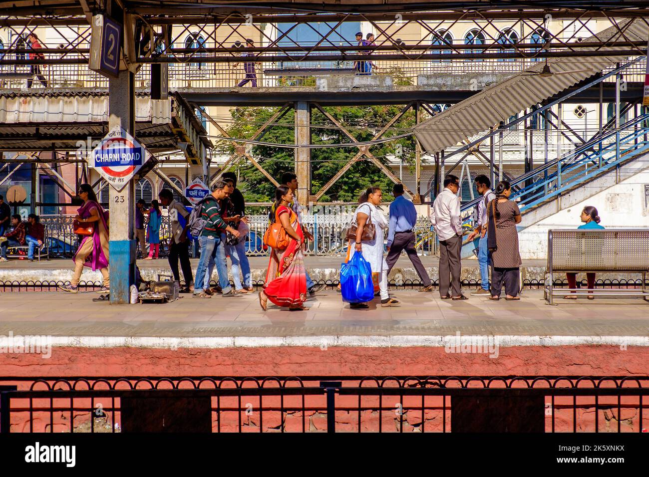 Une gare sur le réseau ferroviaire de banlieue de Mumbai, Inde Banque D'Images