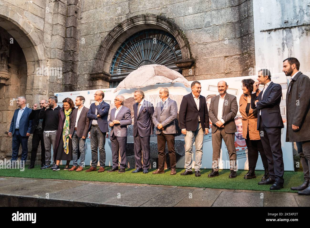 santiago, espagne. 29 septembre 2022 photo avec ralin romain, conselleiro de cultura. carlos mourinho, tito asorey et les auteurs. Banque D'Images