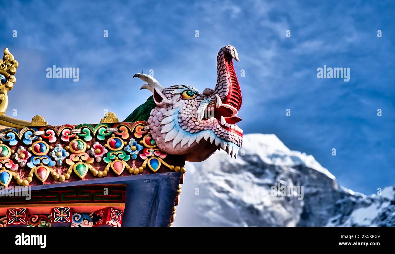 Gros plan sculpture en bois de dragon sur le monastère de Tengboche, région de Khumbu, Himalaya, Népal Banque D'Images Gros plan sculpture en bois de dragon sur le monastère de Tengboche, région de Khumbu, Himalaya, Népal Banque D'Images
