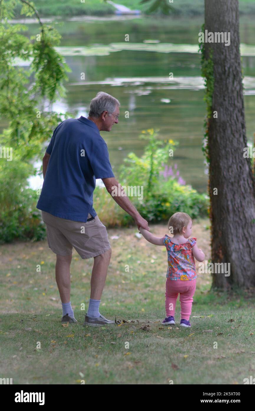 Grand-père et enfant marchant ensemble Banque D'Images