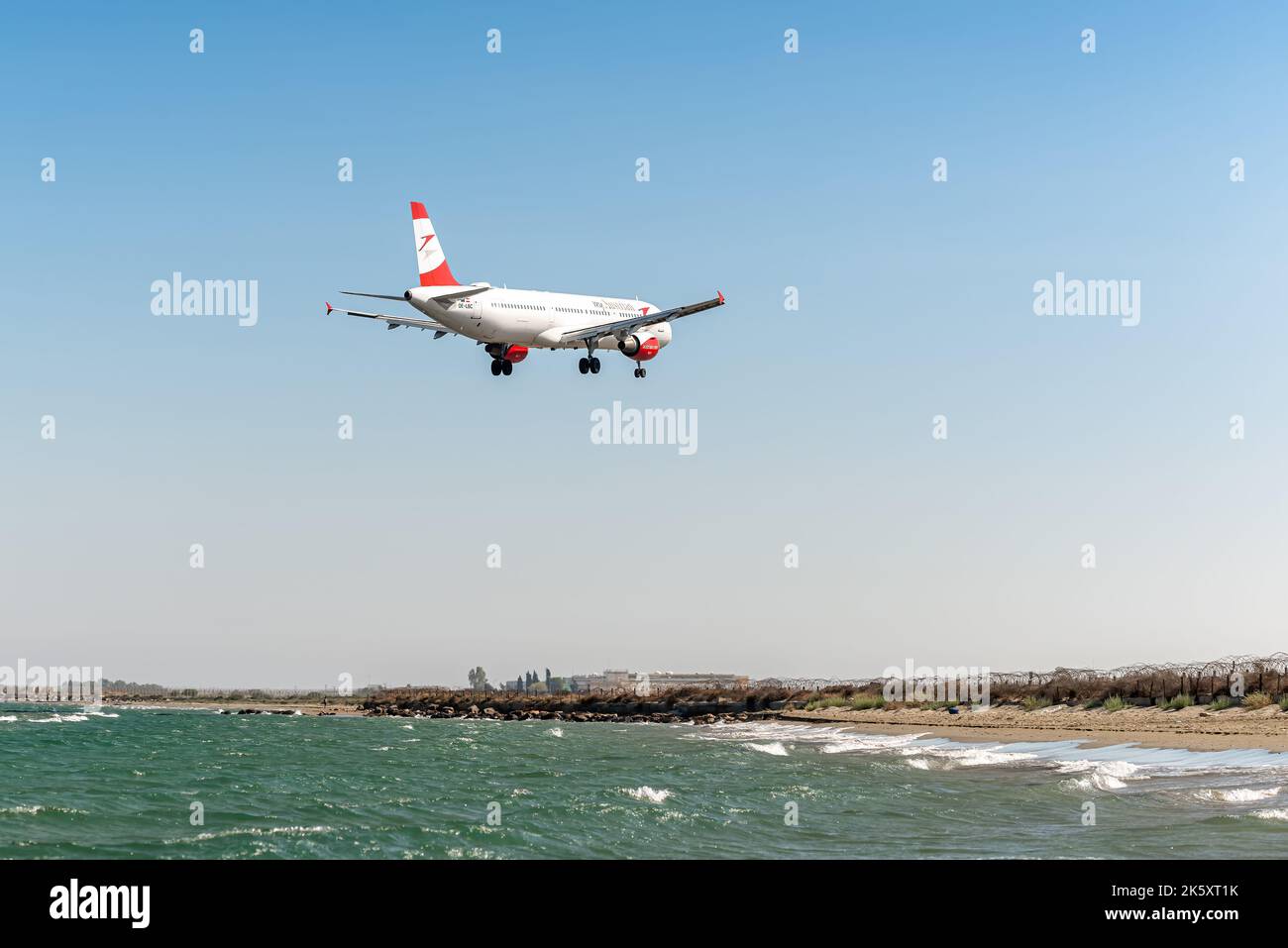 Larnaca, Chypre - 09 juillet 2022 : Airbus A321-111 d'Austrian Airlines atterrissant à l'aéroport Glafcos Clerides Banque D'Images