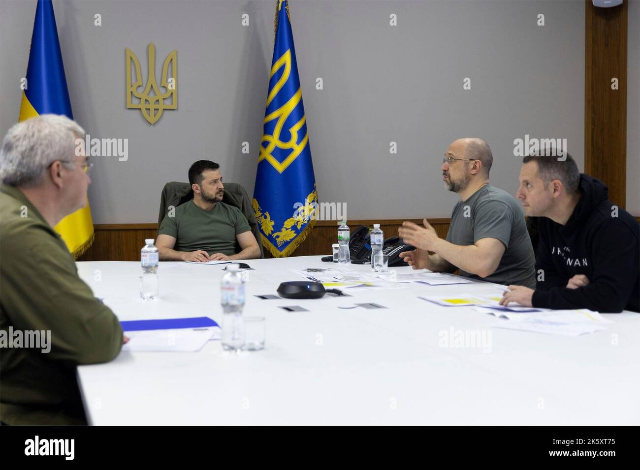 Kiev, Ukraine. 10th octobre 2022. Le président ukrainien Volodymyr Zelenskyy préside une réunion sur la restauration de l'électricité après que les attaques de missiles russes ont endommagé les infrastructures énergétiques de l'onu au Palais Mariinsky, 10 octobre 2022, à Kiev en Ukraine. Rejoindre Zelenskyy de gauche à droite : Andrii Sybiha, Denys Shmyhal et Andriy Yermak. Credit: Bureau de presse présidentiel ukrainien/Présidence ukrainienne/Alamy Live News Banque D'Images