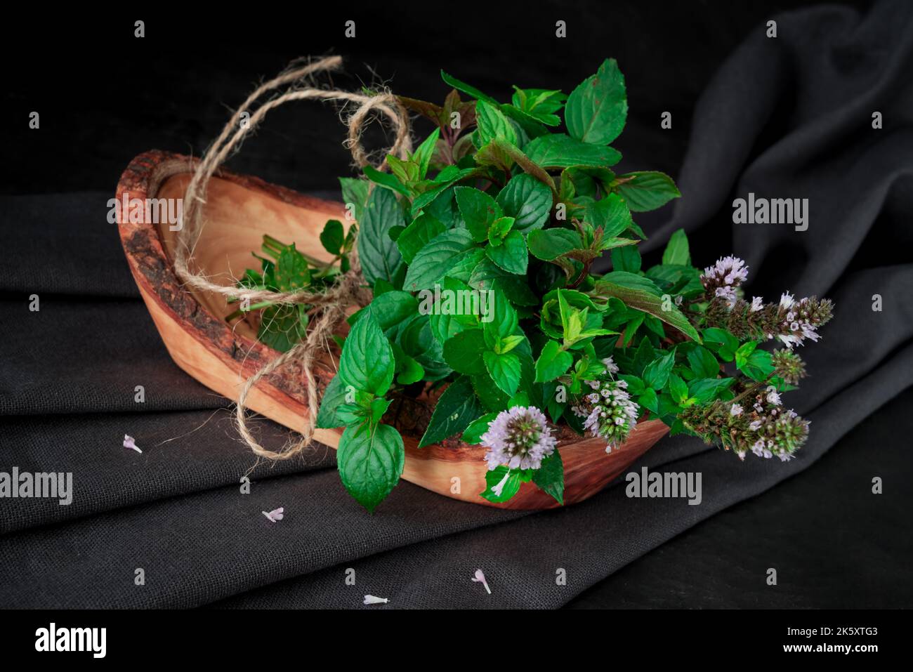 Menthe poivrée fraîche dans le jardin. Bouquet de menthe sur la table. Banque D'Images