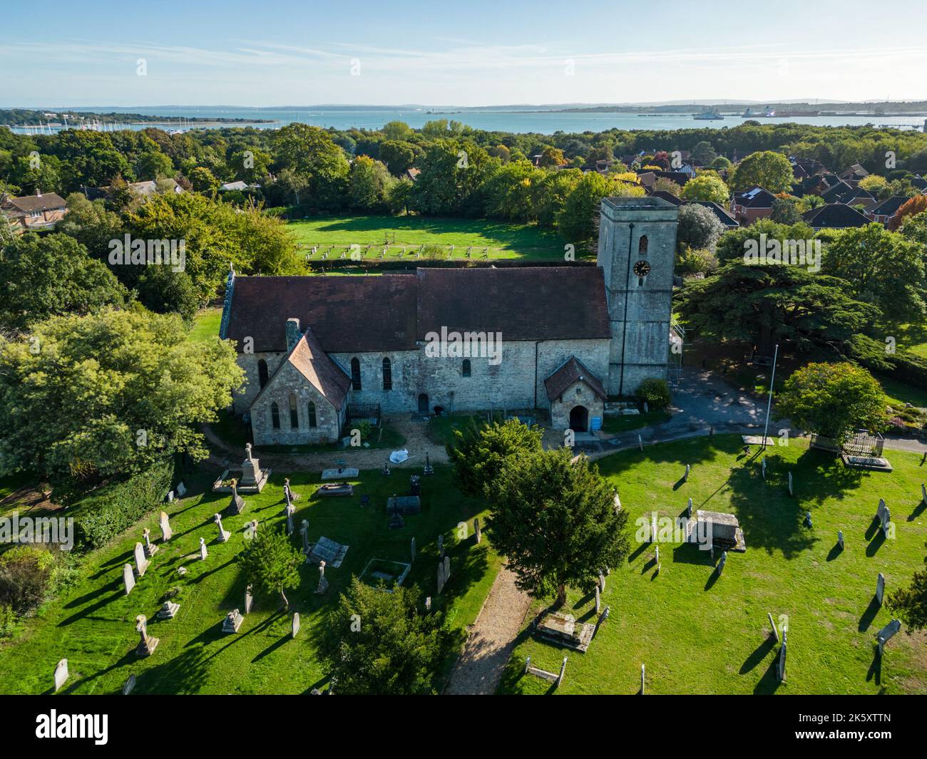 Vue aérienne de l'église du Prieuré de St Andrew, l'Apôtre du Hampshire, Angleterre, le jour d'octobre, beau et calme. Banque D'Images