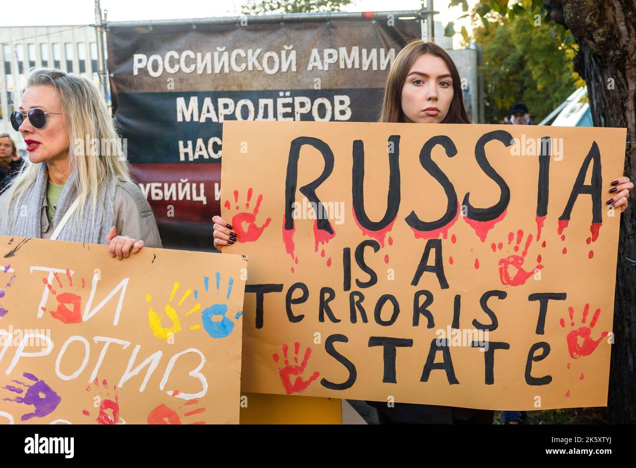 RIGA, LETTONIE. 10th octobre 2022. Le peuple condamne les frappes aériennes russes contre l'Ukraine, lors d'une manifestation près de l'ambassade de Russie dans la ville de Riga. Banque D'Images