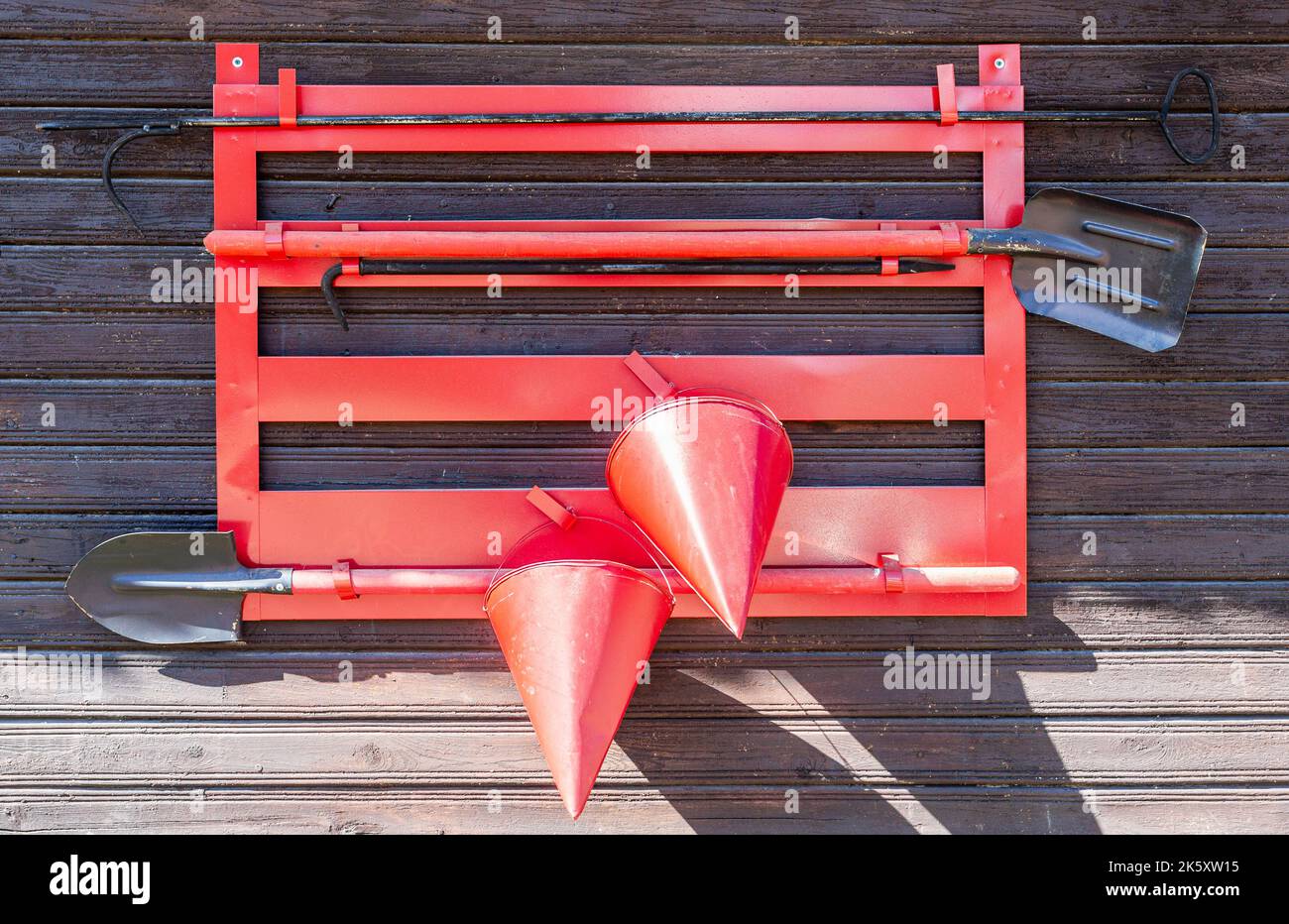 Bouclier de pompier avec outils d'extinction d'incendie sur le mur Banque D'Images