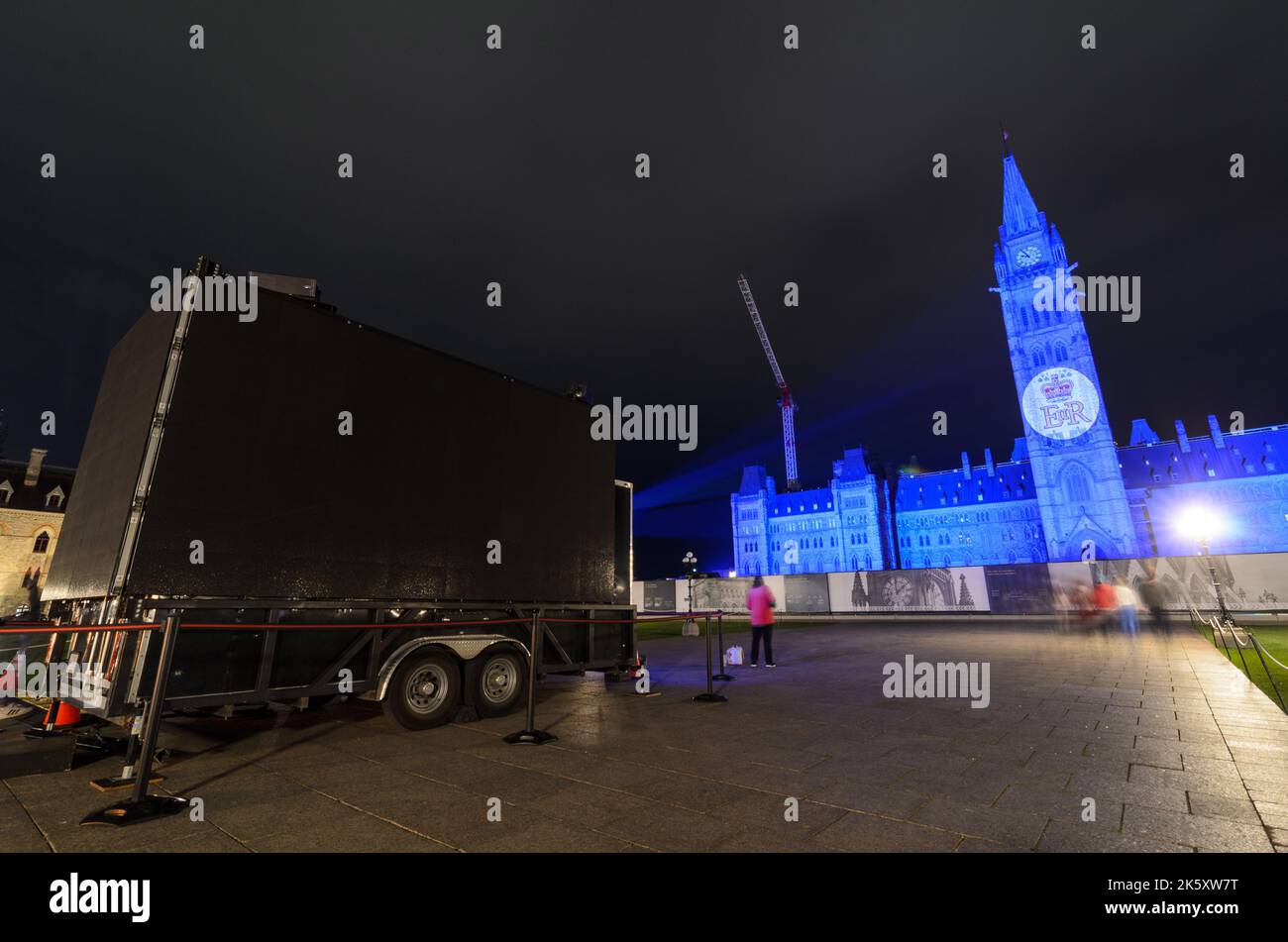 L'édifice du Parlement canadien à Ottawa s'illumine en violet en hommage à la reine Elizabeth II Banque D'Images