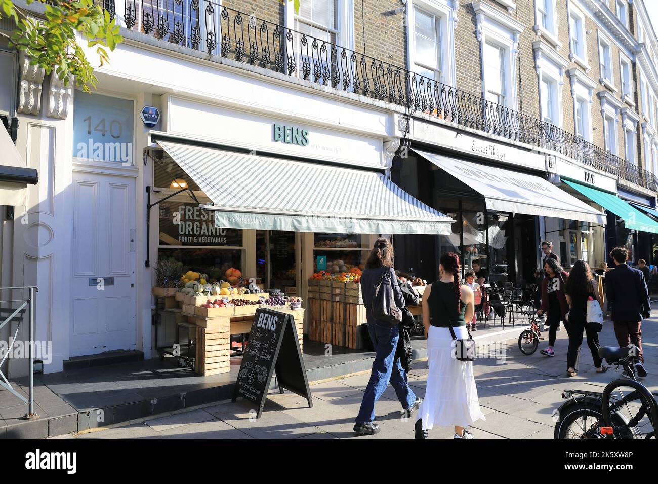 Le village haut de gamme de Primrose Hill avec des magasins indépendants le long de Regents Park Road, dans le nord de Londres, Royaume-Uni Banque D'Images