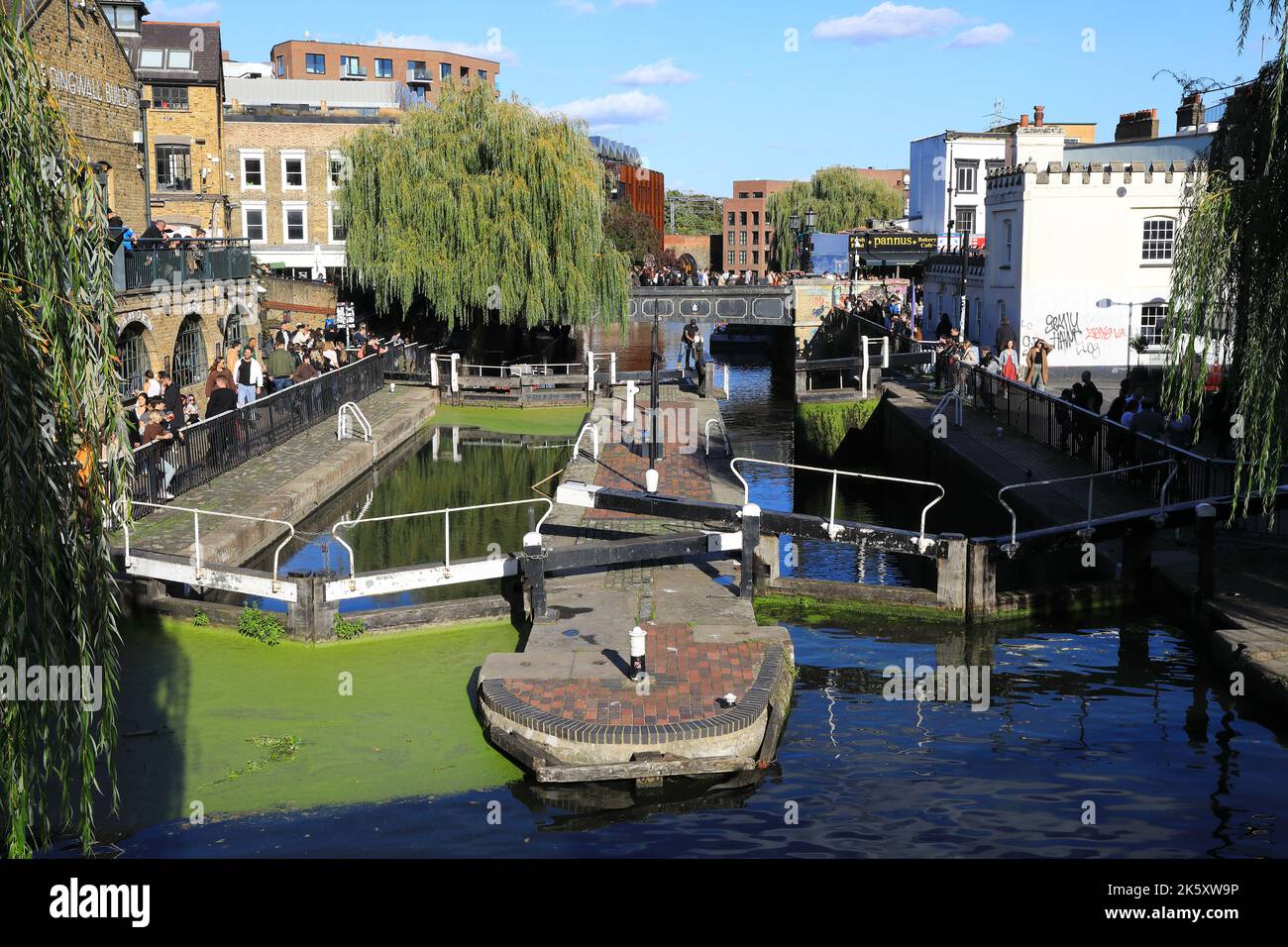 Camden Lock by the Market, sur le canal Regents, par une chaude journée automnale, dans le nord de Londres, Royaume-Uni Banque D'Images