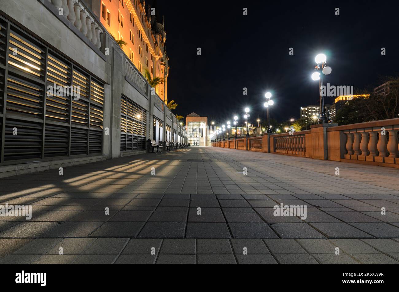 La rue à côté de l'hôtel Château Laurier à Ottawa a été vue vide la nuit, les lumières de la rue et de l'hôtel créant des ombres sur le chemin Banque D'Images