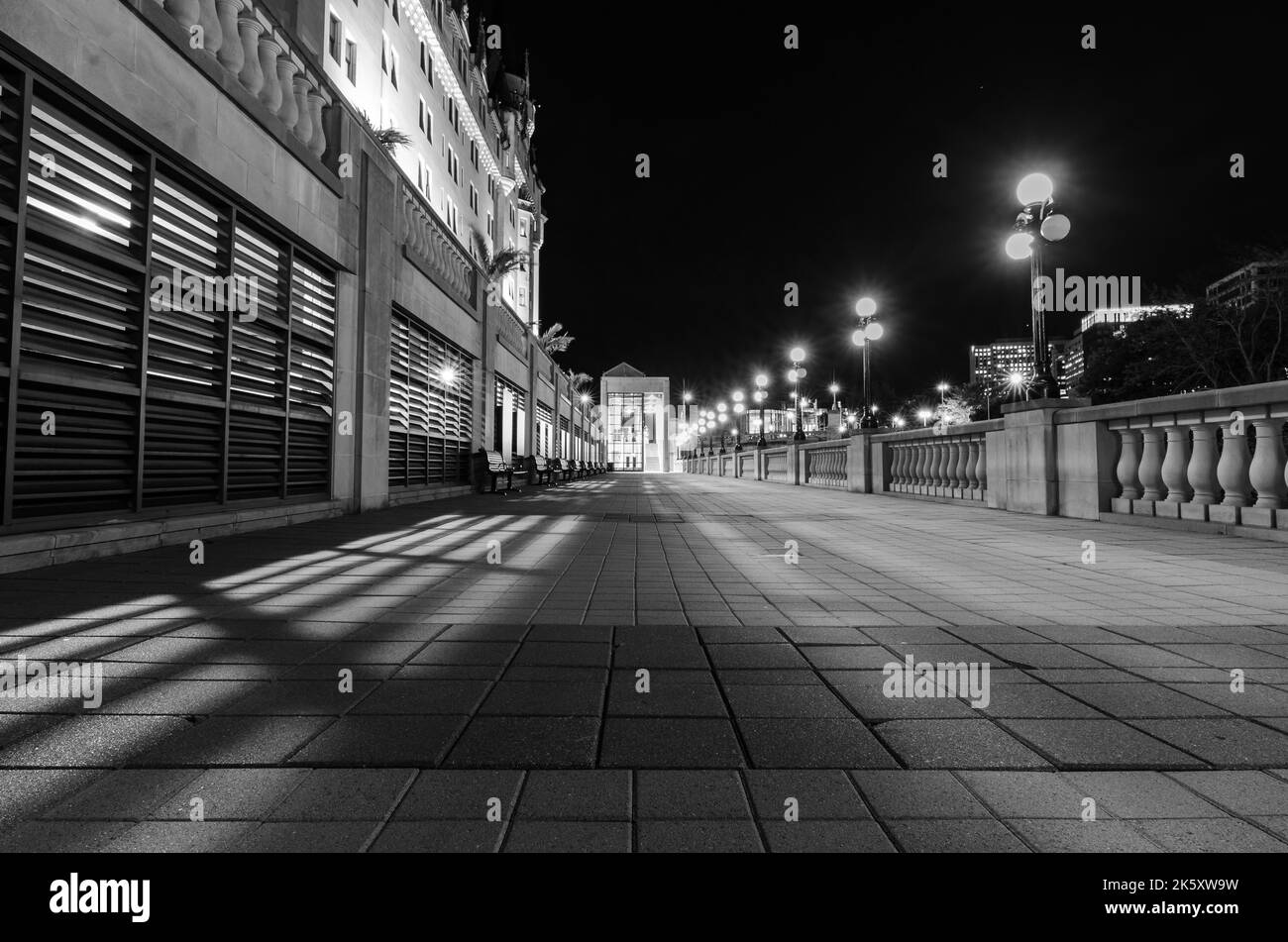 La rue à côté de l'hôtel Château Laurier à Ottawa a été vue vide la nuit, les lumières de la rue et de l'hôtel créant des ombres sur le chemin Banque D'Images