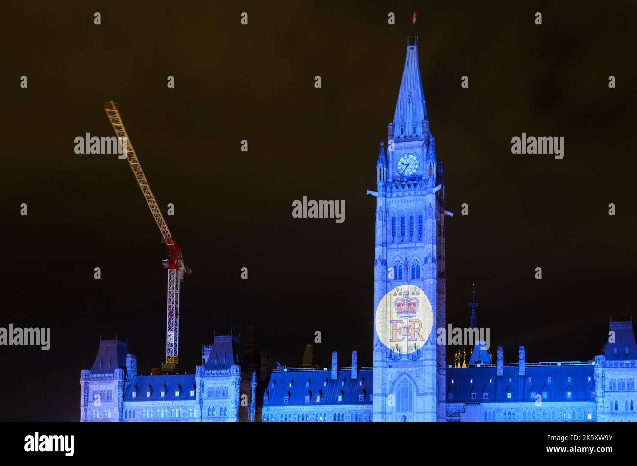 L'édifice du Parlement canadien à Ottawa s'illumine en violet en hommage à la reine Elizabeth II Banque D'Images