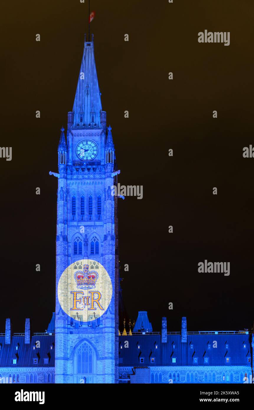 L'édifice du Parlement canadien à Ottawa s'illumine en violet en hommage à la reine Elizabeth II Banque D'Images