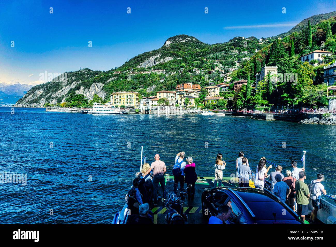 Un petit ferry pour voitures en direction de la ville de Varenna, sur le lac de Côme, en Italie. Banque D'Images Un petit ferry pour voitures en direction de la ville de Varenna, sur le lac de Côme, en Italie. Banque D'Images