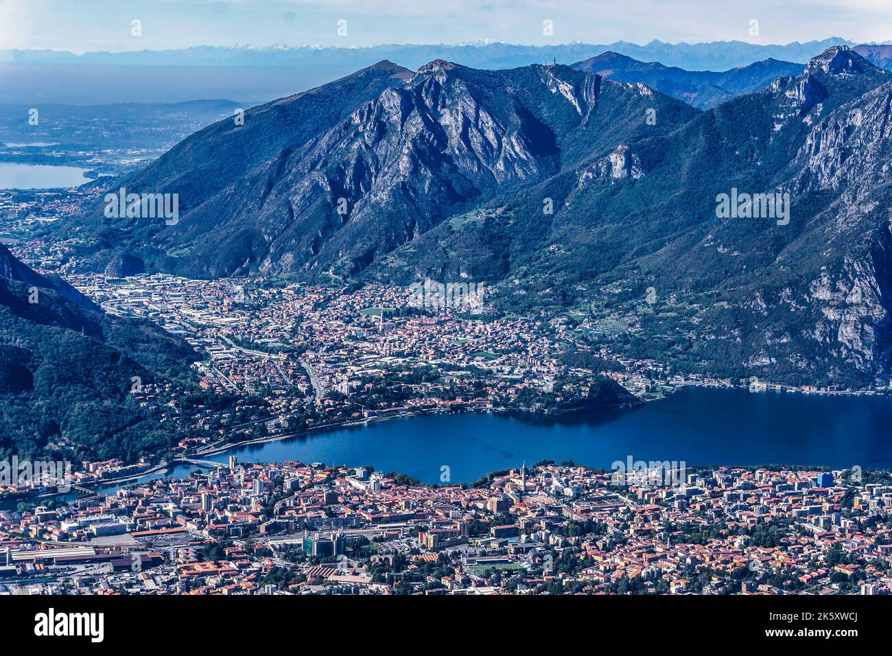Une vue panoramique de Lecco, sur le lac de Côme, en Italie. Vue de Piani d’erna 1375m au-dessus du niveau de la mer. Banque D'Images