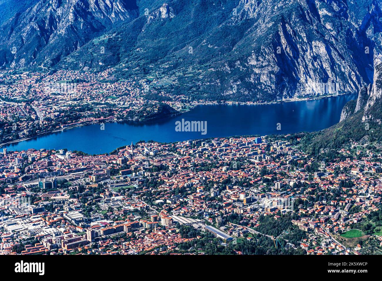 Une vue panoramique de Lecco, sur le lac de Côme, en Italie. Vue de Piani d’erna 1375m au-dessus du niveau de la mer. Banque D'Images